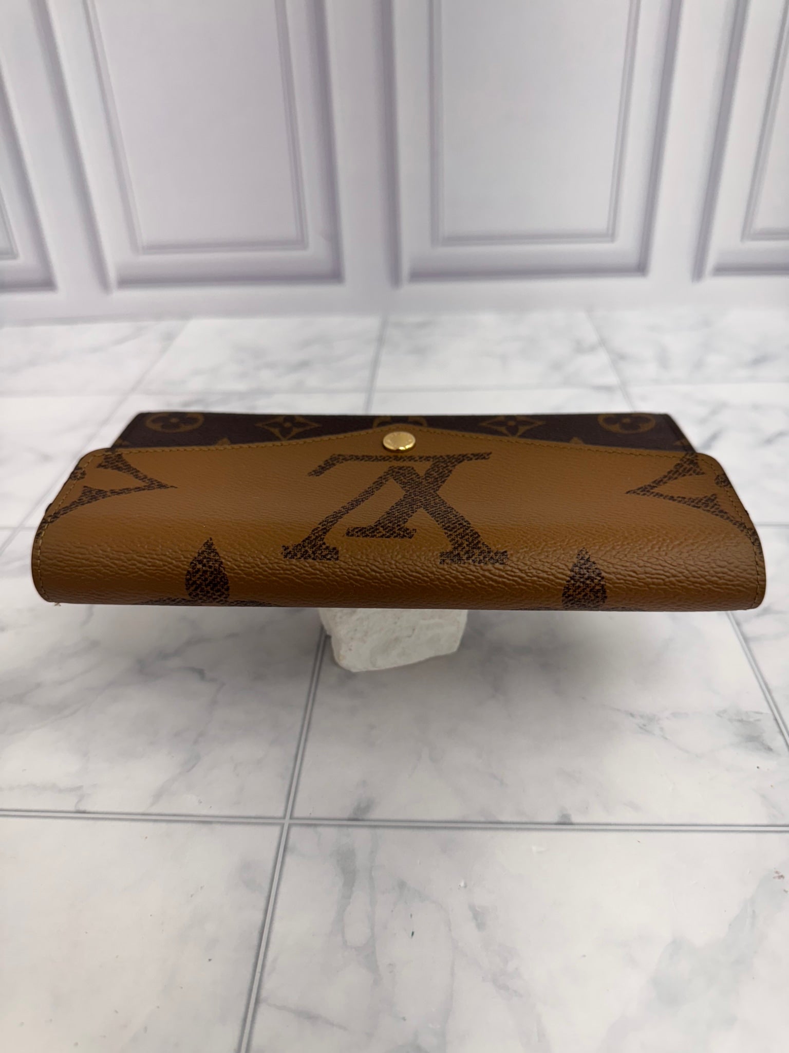 LIKE NEW - Louis Vuitton Reverse Monogram Sarah Wallet